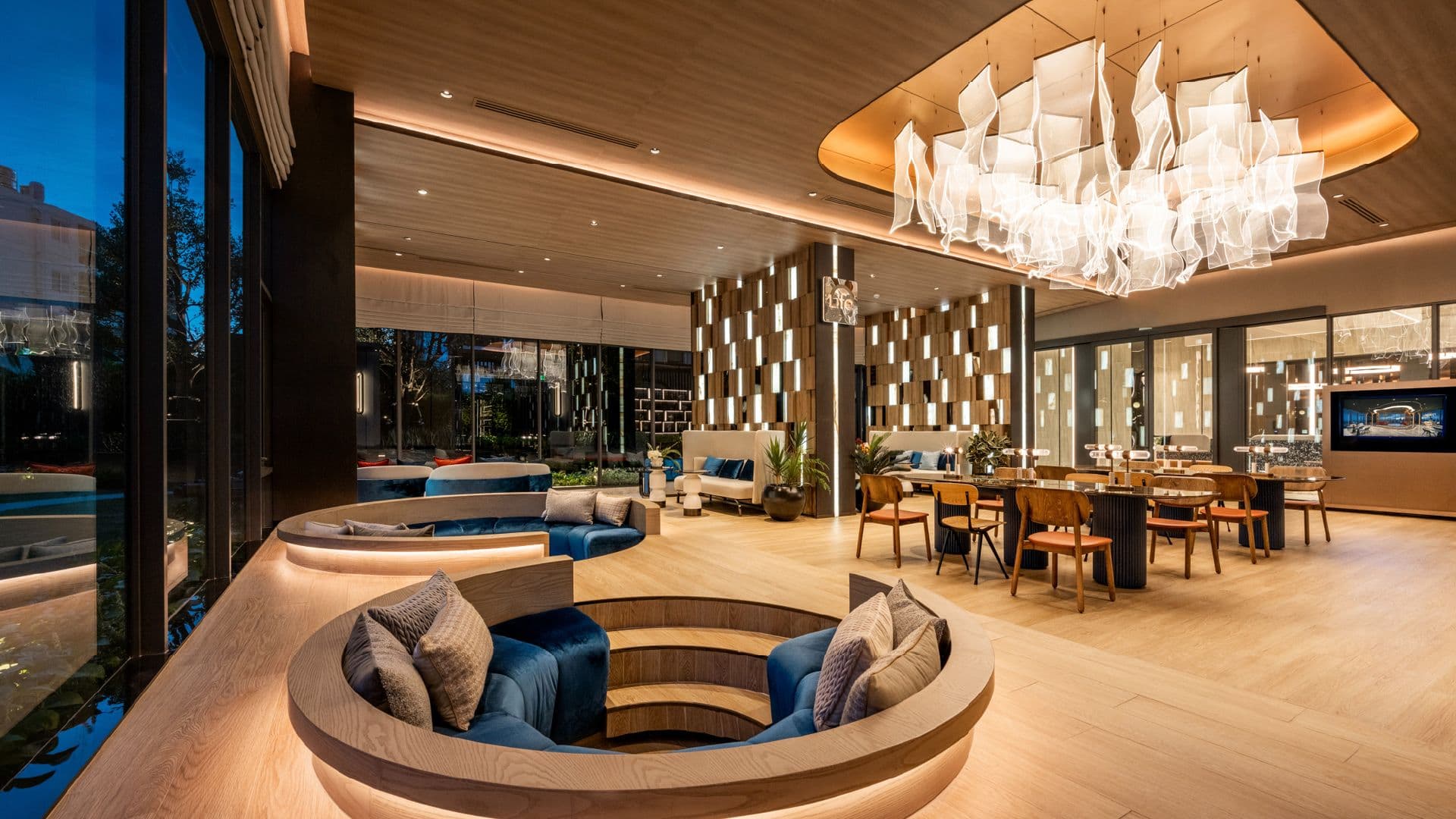 Life Phrom Phong · Phrom Phong